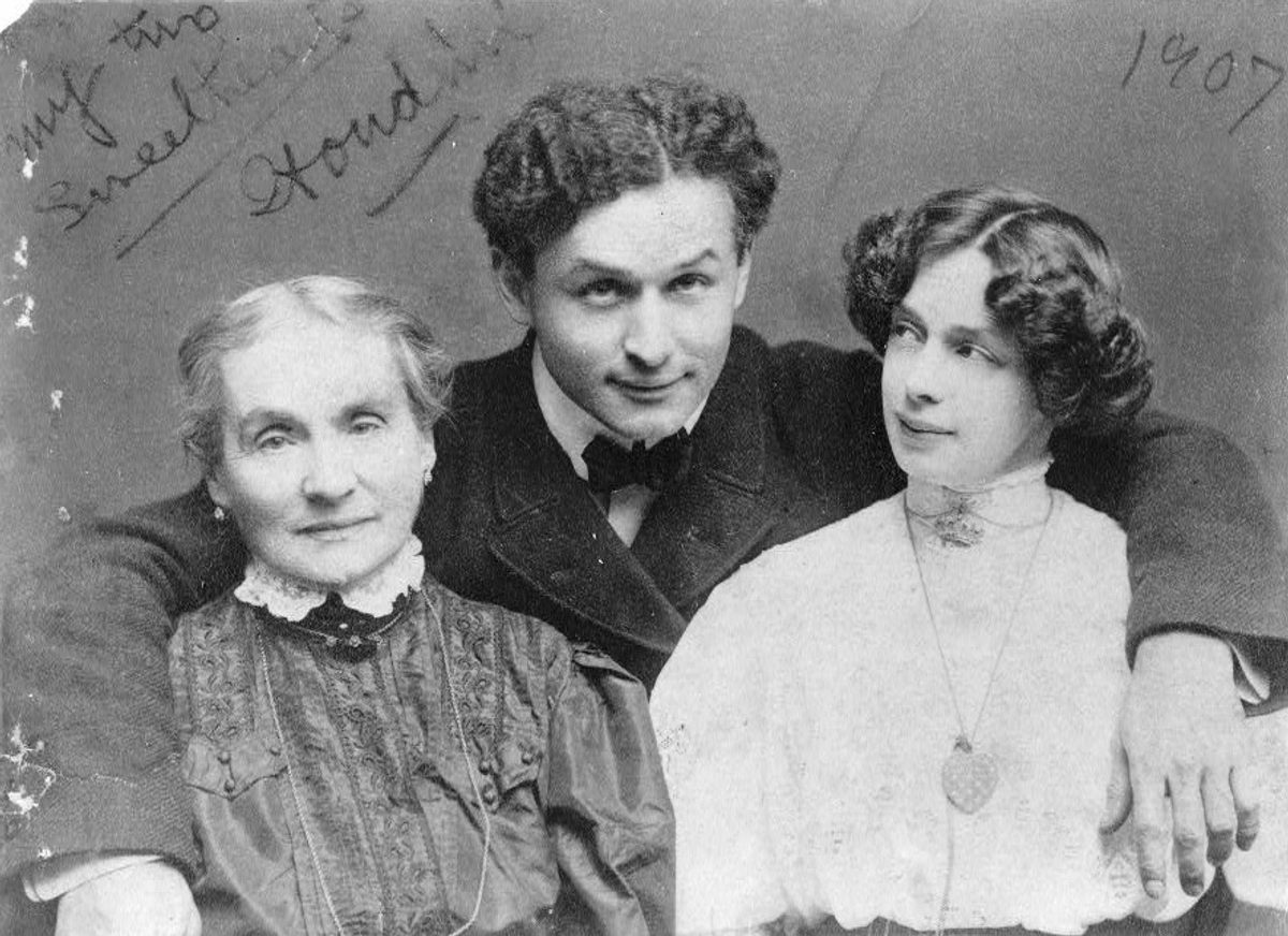 Harry Houdini con su madre, Cecelia Weisz, y su esposa Bess. 