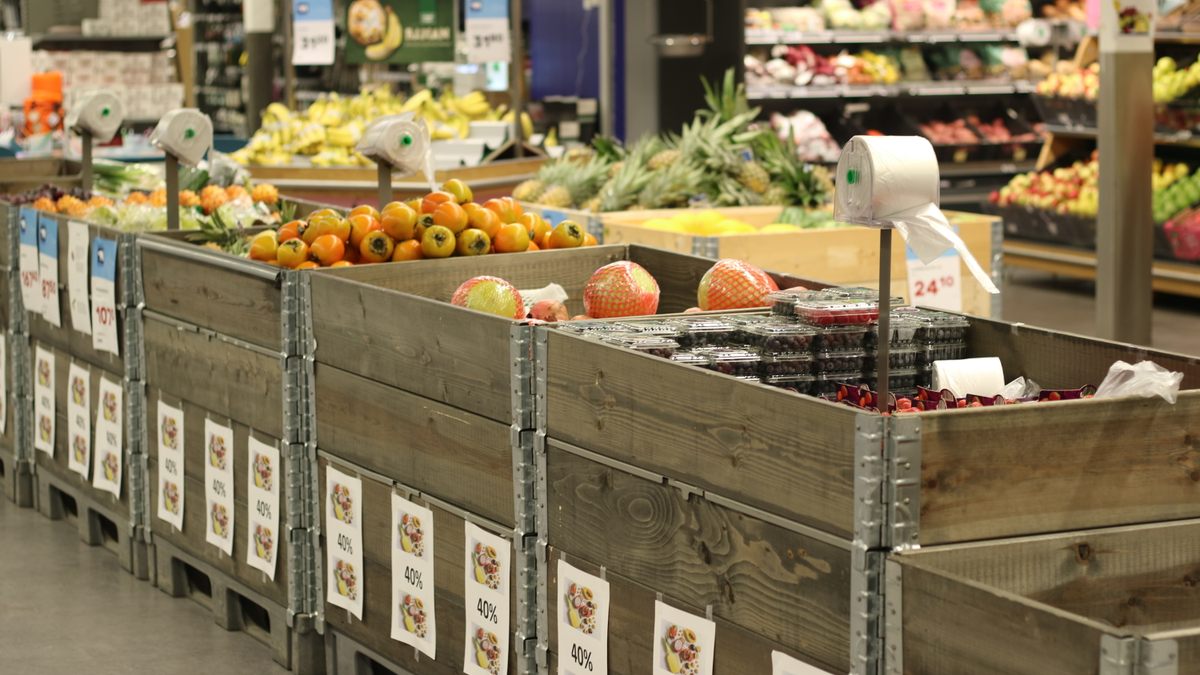 En octubre, la venta de frutas del último atardecer también incluyó ofertas exóticas como pomelos, caquis y melones cornudos.