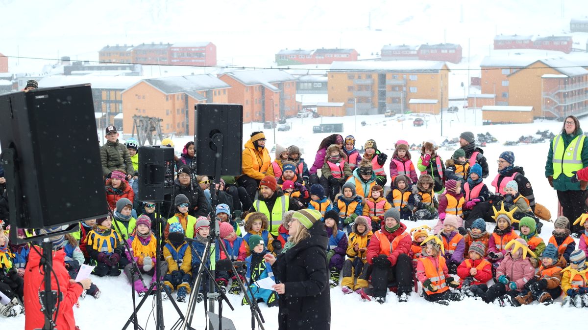 Los estudiantes de jardín de infantes cantan melodías con temas solares para saludar el primer amanecer en Longyearbyen.