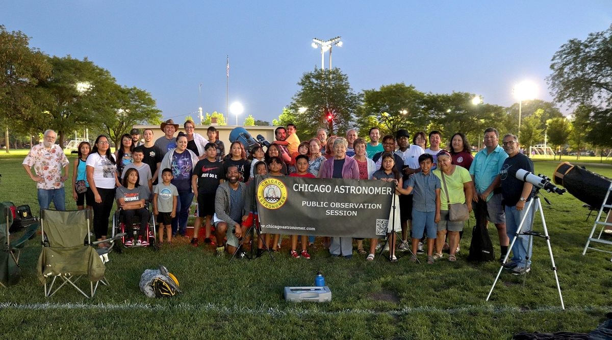 Tomada en West Lawn Park, cerca del Aeropuerto Internacional Midway de Chicago, esta fotografía muestra uno de los muchos lugares de la ciudad. "astrónomo joe" bases de fans. 