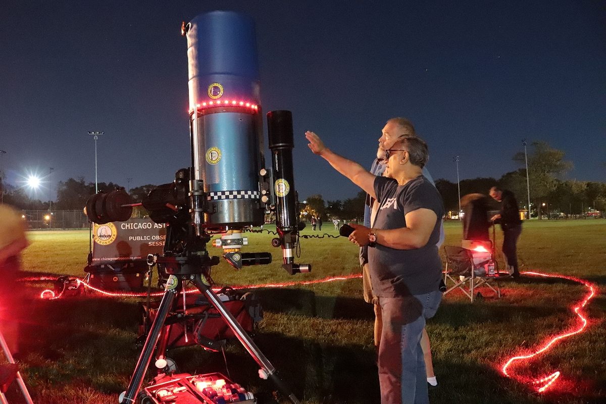 El telescopio C11 de Guzmán, que se muestra aquí, es el telescopio móvil de acceso público más grande de Chicago. 