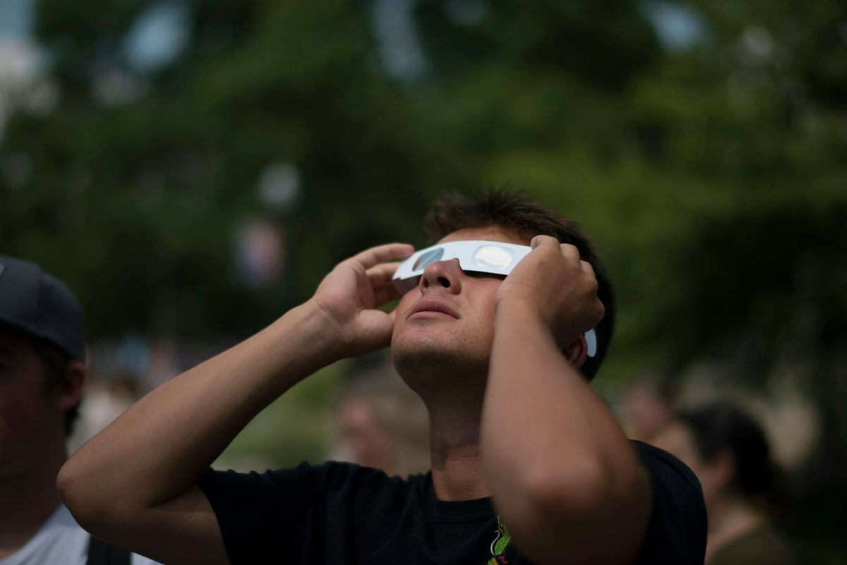 Las gafas Eclipse protegen tus ojos mientras ves un eclipse.  Nunca debes mirar directamente al Sol.