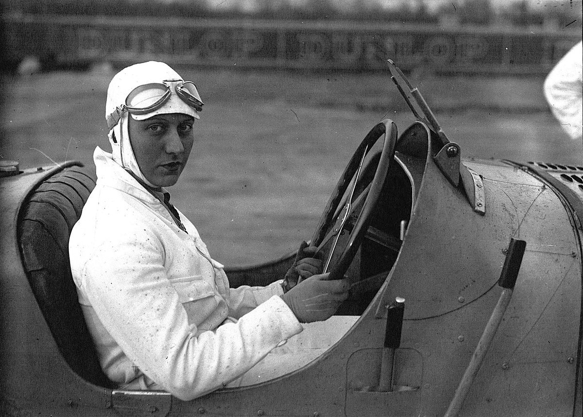 Tomada en 1929, el piloto de carreras francés Hellé Nice posó para esta fotografía a lo largo del Autódromo de Linas-Montlhéry, una pista de carreras a unas 19 millas al sur de París.