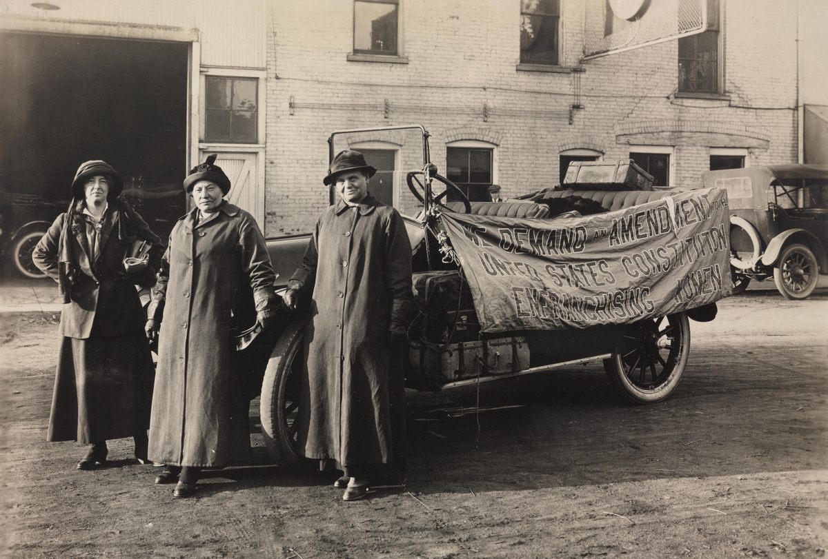 En septiembre de 1915, Sara Bard Field (izquierda), la conductora Maria Kindberg (centro) y la maquinista Ingeborg Kindstedt (derecha) recorrieron los Estados Unidos en un automóvil Overland.