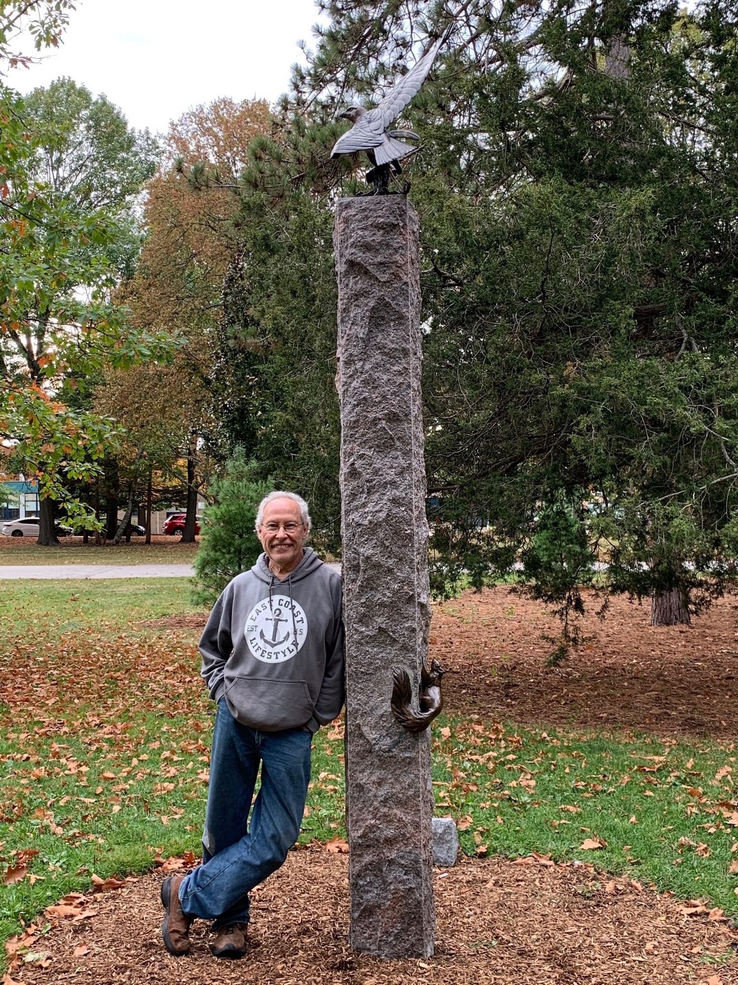 David Smus con su pájaro conmemorativo en Deering Oaks Park en Portland, Maine. 