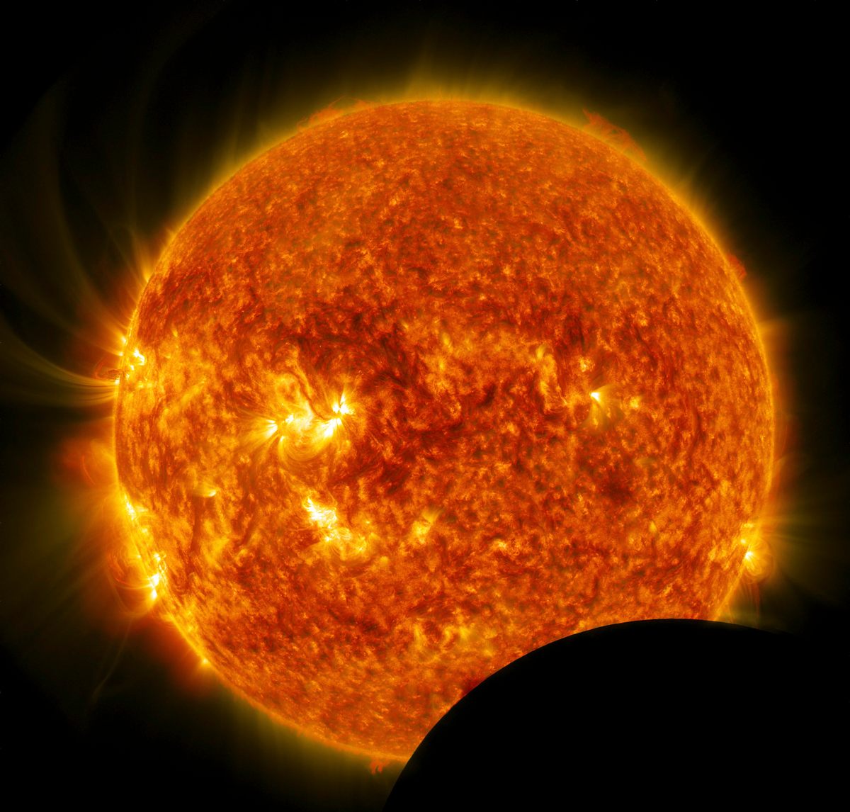 La temperatura de la superficie del Sol es de unos 5.600 grados Celsius (10.000 grados Fahrenheit).  Eso hace calor, pero no se acerca a la temperatura necesaria para cocinar electrones a partir del hierro.