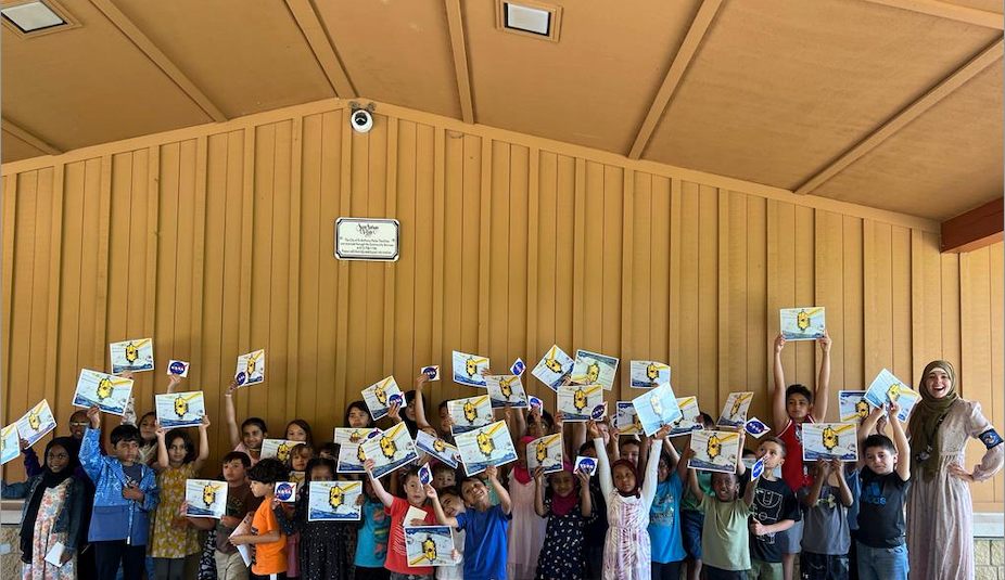 En agosto de 2023, los niños de un campamento de verano islámico mostraron fotografías del telescopio James Webb de la NASA después de una presentación sobre el telescopio.