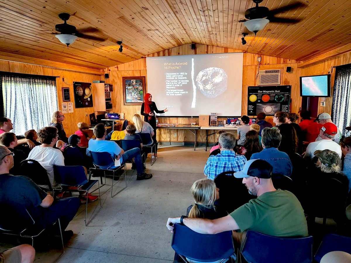 Abuisnaineh dirige una presentación sobre la misión Psyche de la NASA que se lanzó el 13 de octubre de 2023. La nave espacial Psyche fue enviada para estudiar un asteroide del mismo nombre rico en metales.