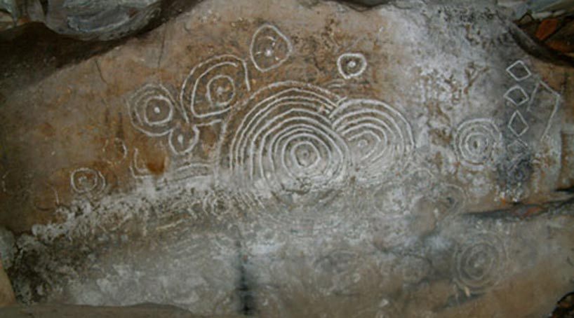 Se cree que un petroglifo en Loughcrew, Irlanda, es la primera representación artística de un eclipse.