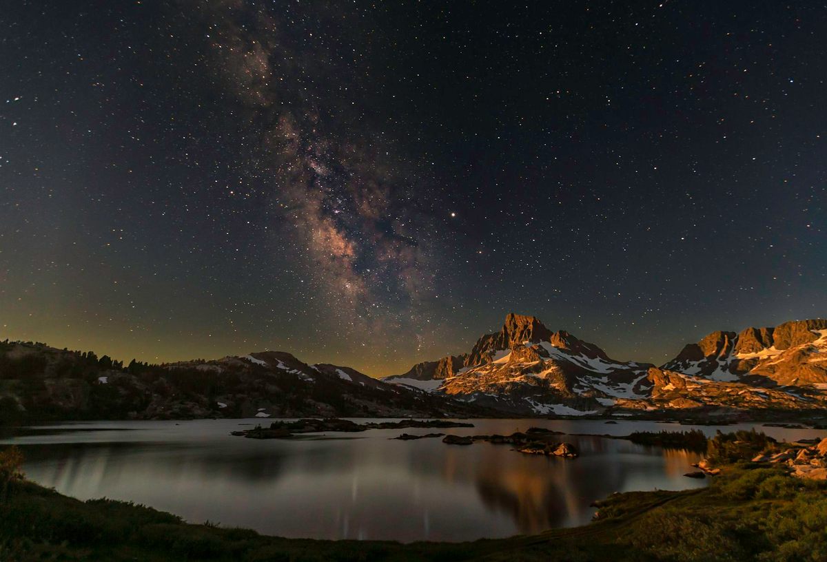 Los lugares naturales, alejados de la luz de la ciudad, pueden ser excelentes lugares para el astroturismo.