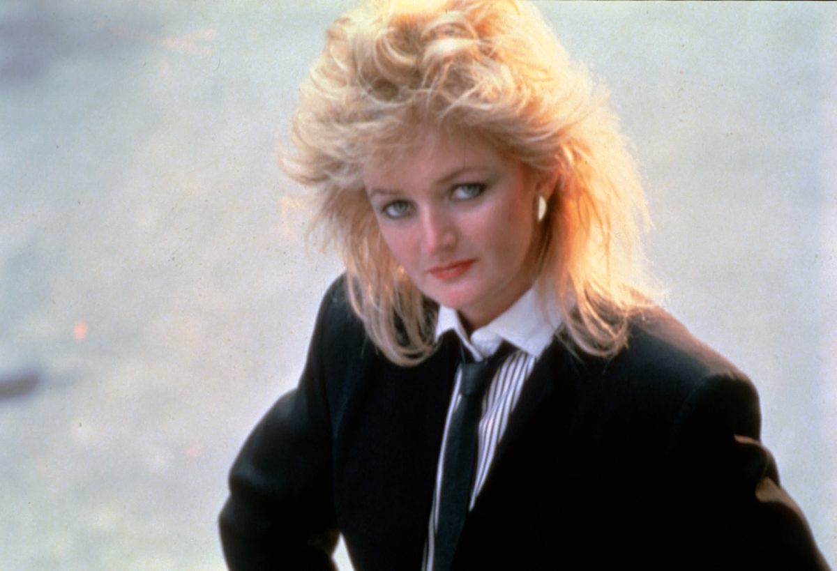 La historia de cómo acabó fichando la cantante galesa Bonnie Tyler "Eclipse total del corazón" Es tan épico como la canción misma.