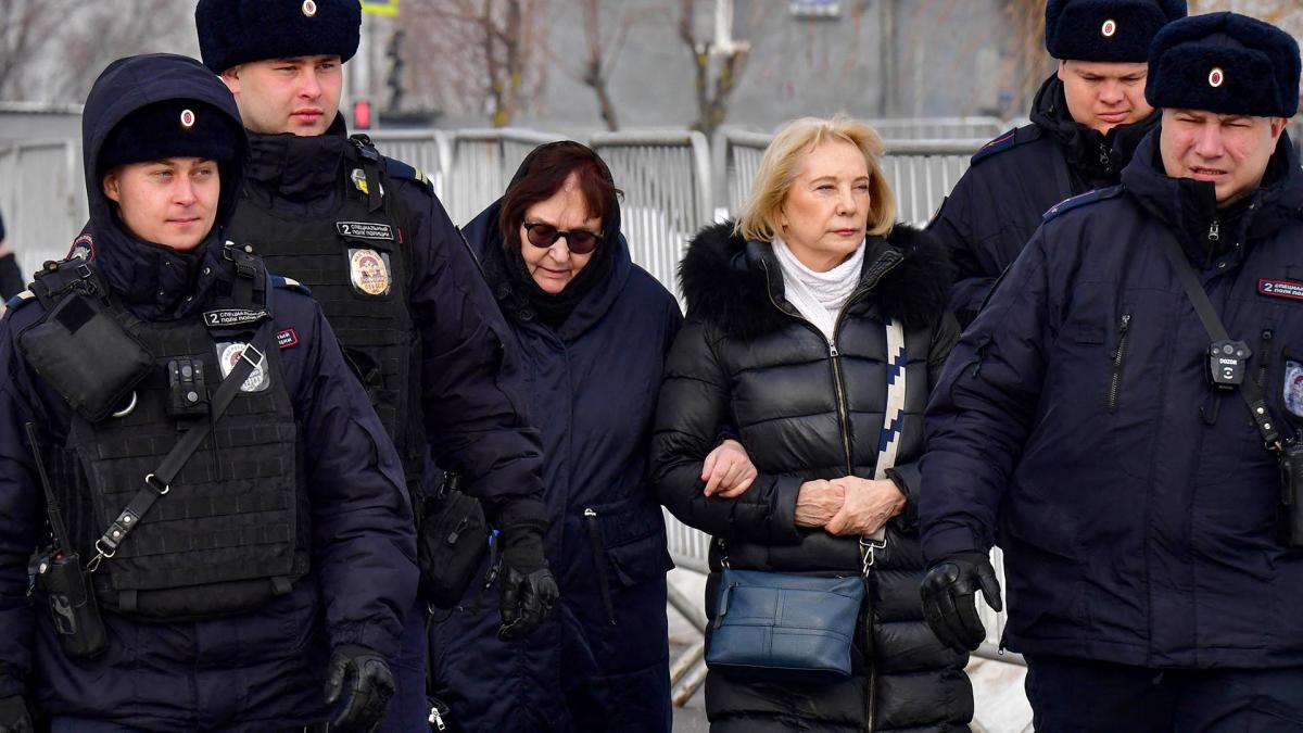 A la madre del fallecido la acompa Alla Abrosimova madre de la viuda de Navalny Yulia Navalnaya Foto AFP