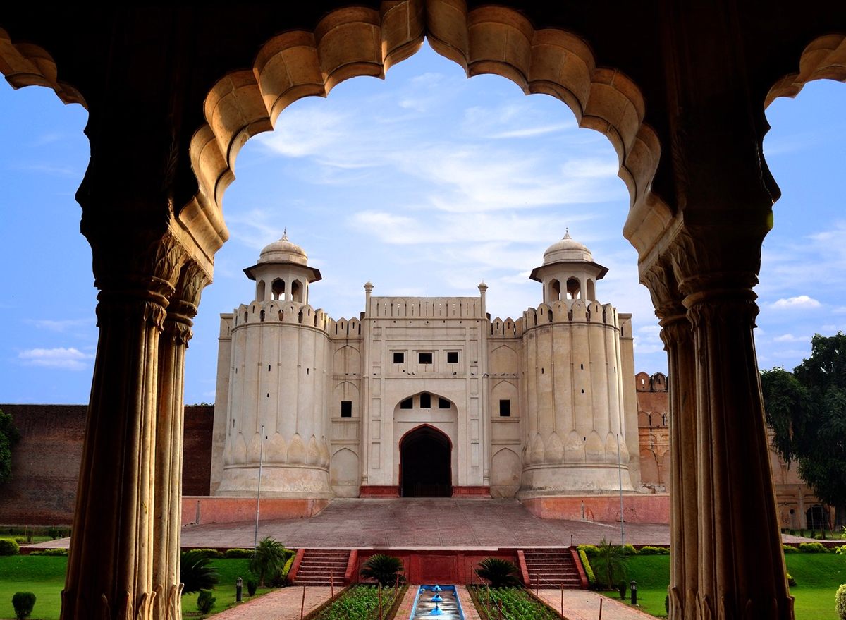 Durante su reinado, el emperador mogol Akbar reconstruyó por completo el fuerte de Lahore a finales del siglo XVI, sin escatimar grandes gastos.