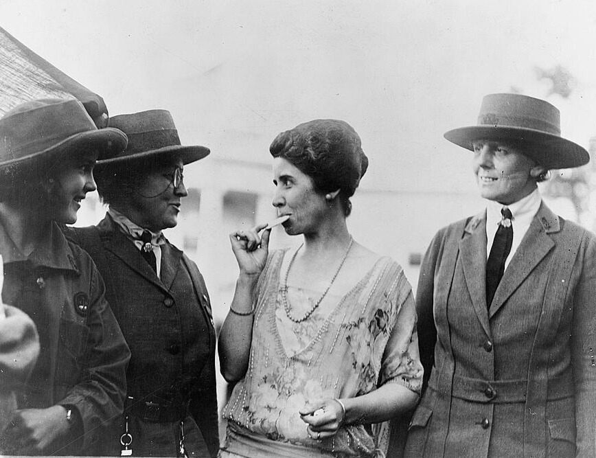 La primera dama Grace Coolidge disfruta comiendo una galleta Girl Scout en 1923.