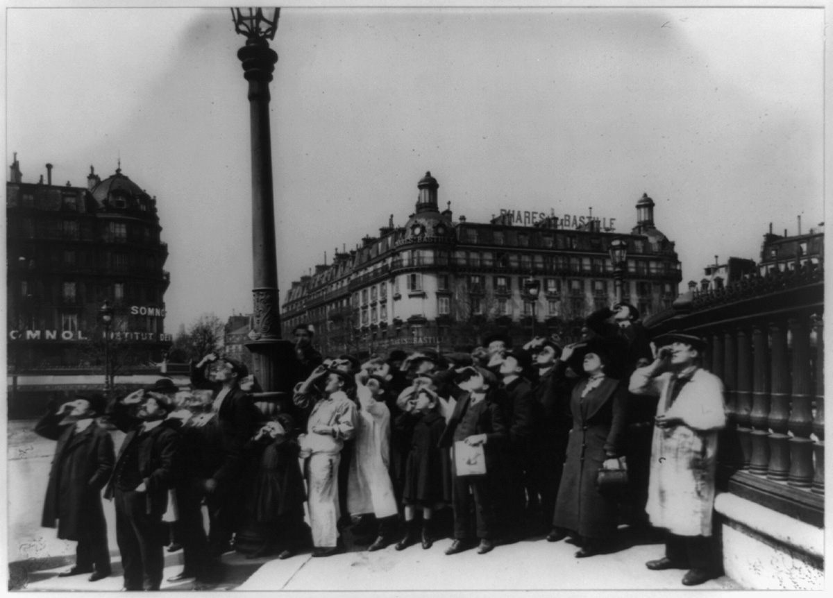 Fotografía de Eugène Atget de observadores de eclipses en París, 1911. 