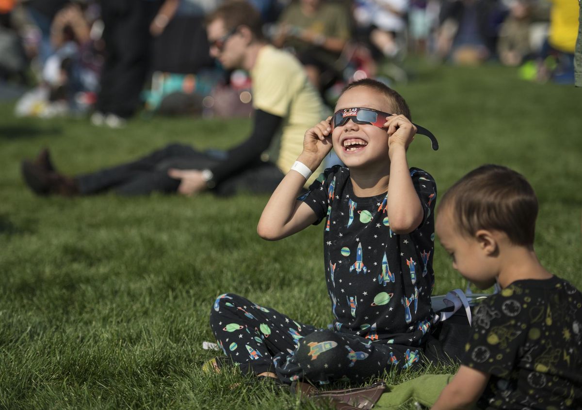 Un niño observa con deleite el eclipse solar total de 2017 sobre Oregón, algo que todos podemos hacer el 8 de abril.