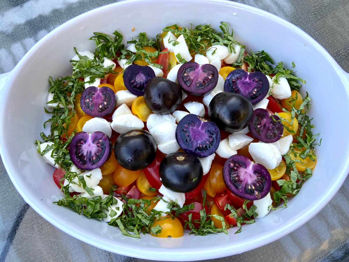 El tomate morado es una ensalada llamativa.