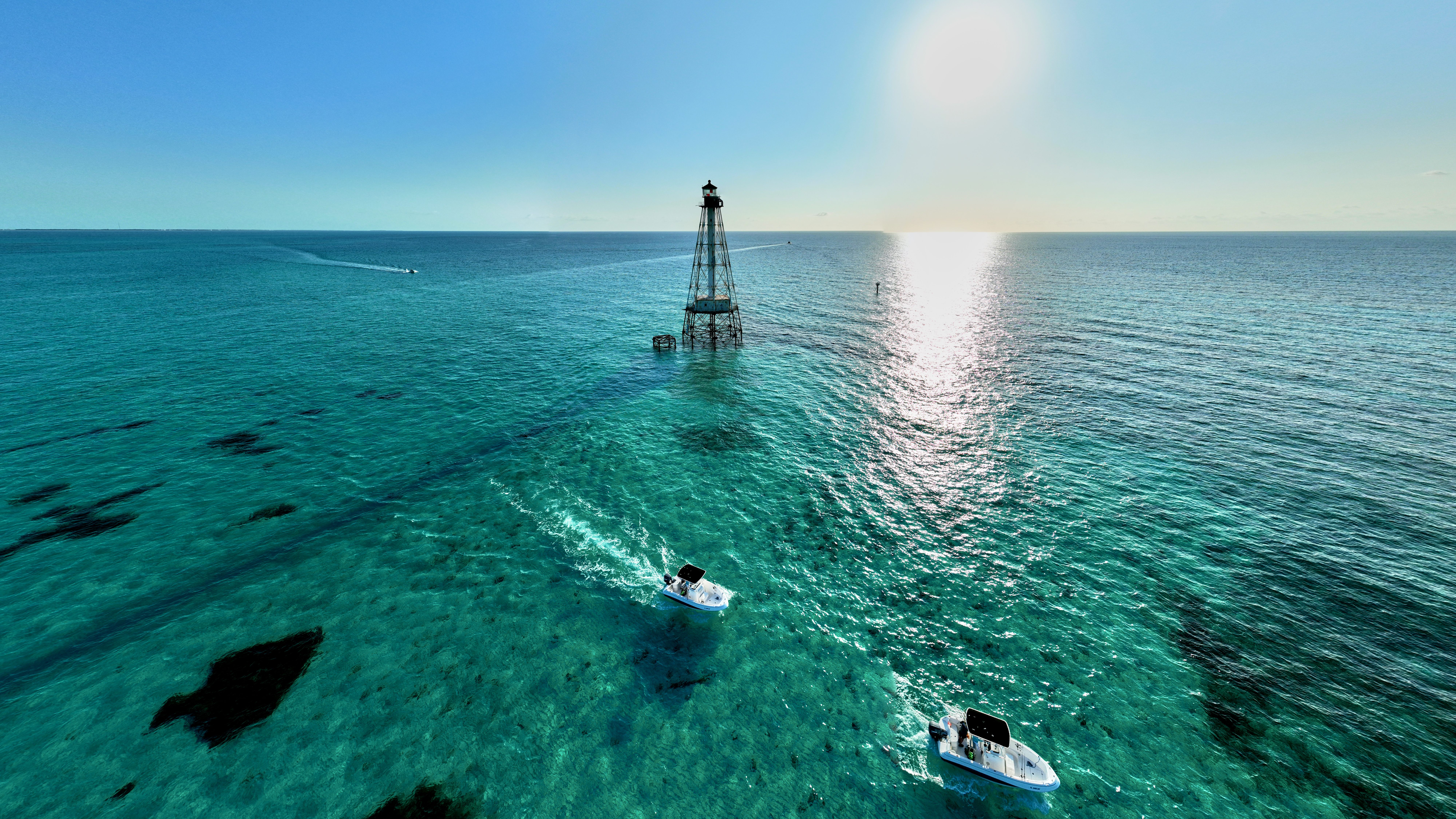 Una vez que llegue al faro Alligator Reef de 133 pies, practique snorkel para ver peces de colores y restos de naufragios debajo de la superficie.