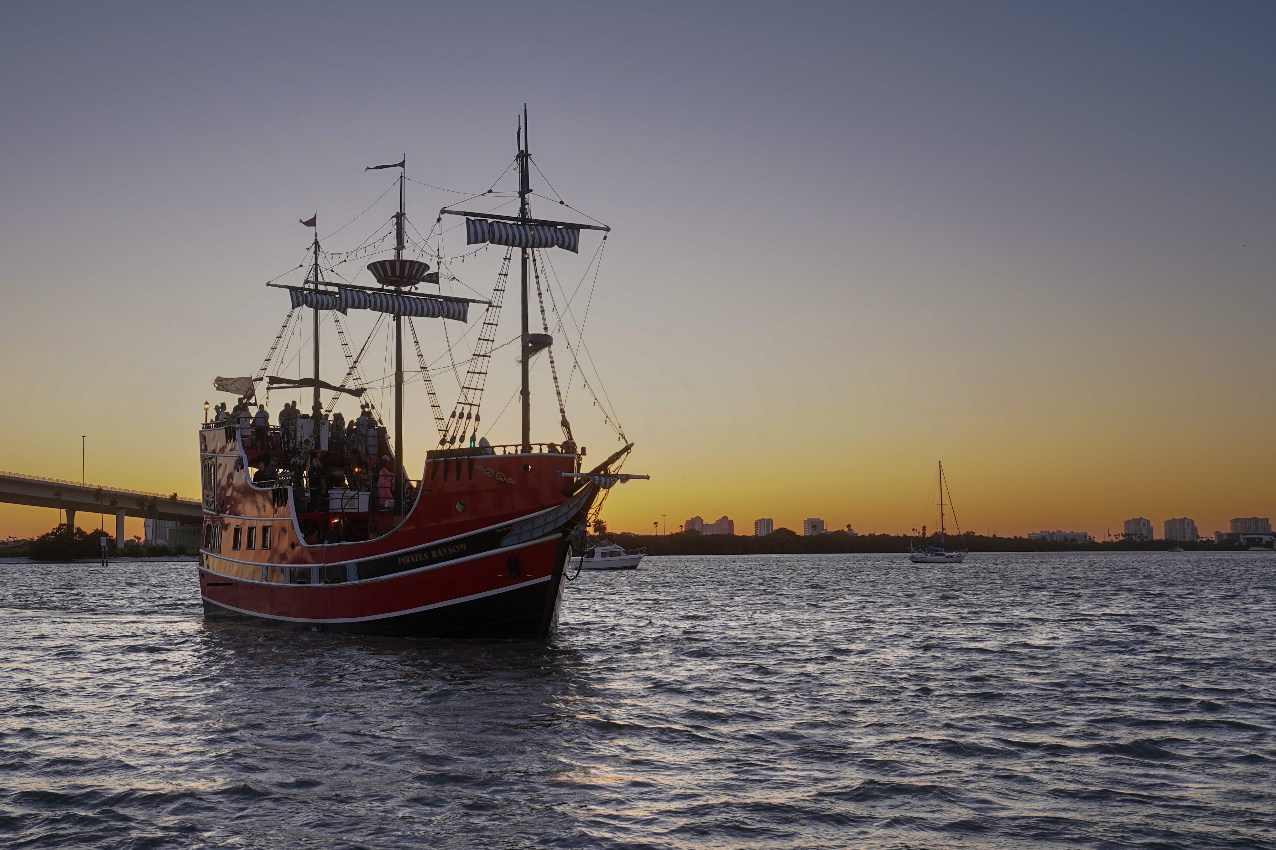 El crucero pirata original del Capitán Memo garantiza aventuras en alta mar, todo con vista a Clearwater Beach. 