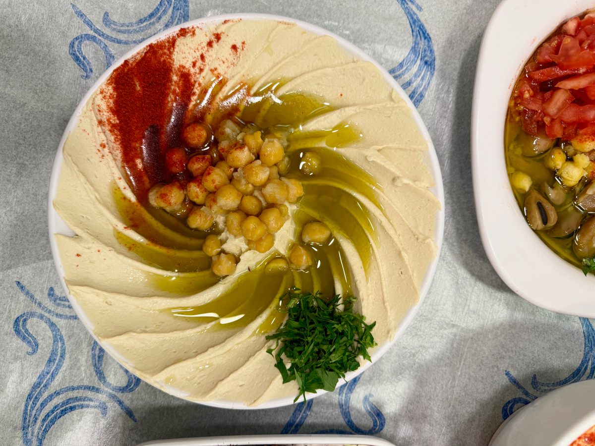 Los garbanzos dominan el menú de Buuzecedi y una ración de hummus exuberante y aterciopelado pertenece a cada mesa.