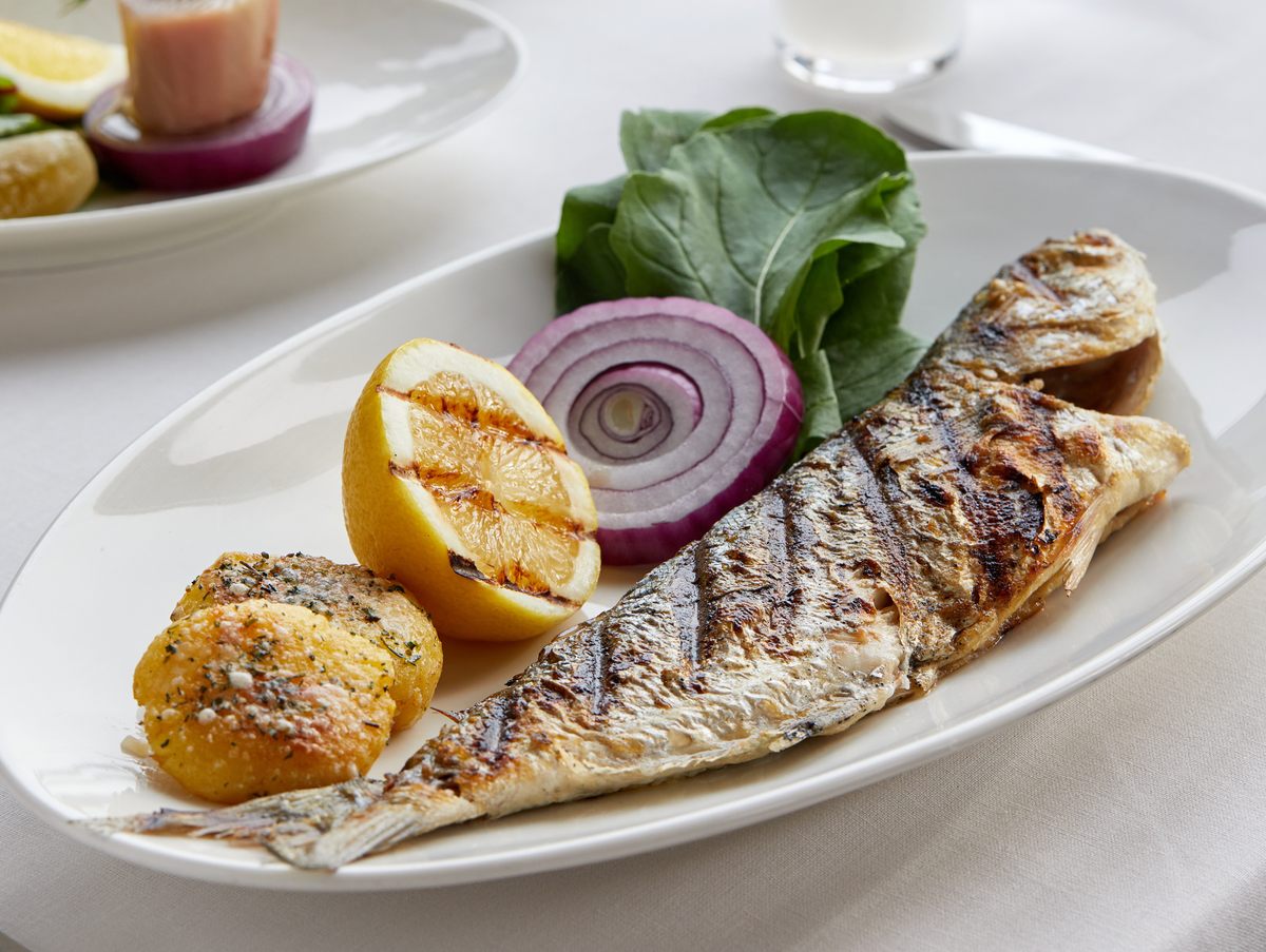 Comer cipura local carbonizada (branzino) junto al Bósforo es un placer.