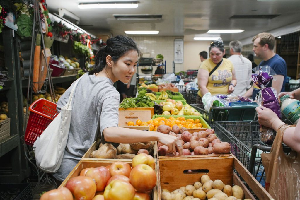 En World Harvest Food Bank en Los Ángeles, los clientes pueden elegir sus propios alimentos.