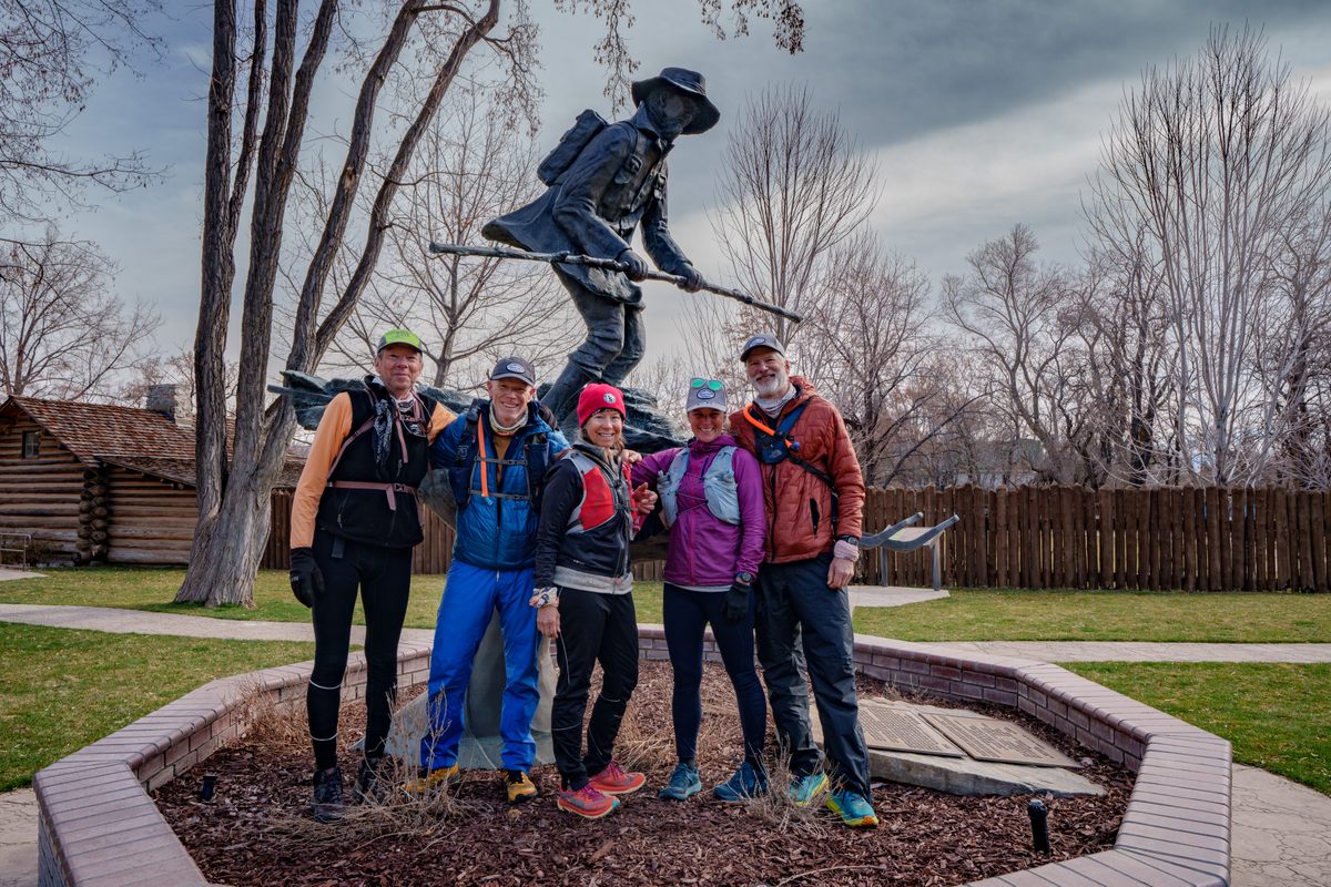 El equipo caminó 100 millas durante cinco días, lo que Thompson hizo varias veces al mes.