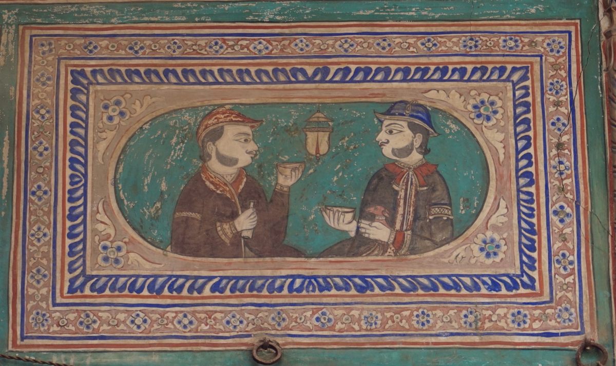 Los ricos comerciantes de la región de Shekhawati cubrieron sus mansiones con elaboradas pinturas.  Esta imagen muestra a ingleses bebiendo té, evidencia de que la élite de Rajasthani apreciaba la influencia y el estilo de vida británicos.