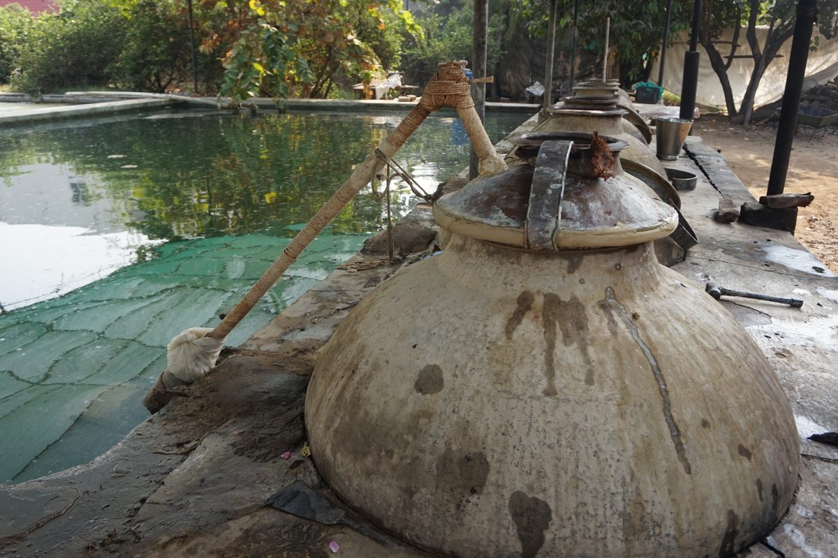 Una técnica tradicional de destilación que todavía practican los perfumistas de Singodia fuera de Pushkar para la producción de aceite de rosas.  Antes de que se comercializara la producción de licor en Rajasthan, se habrían utilizado alambiques similares para producir asaav.