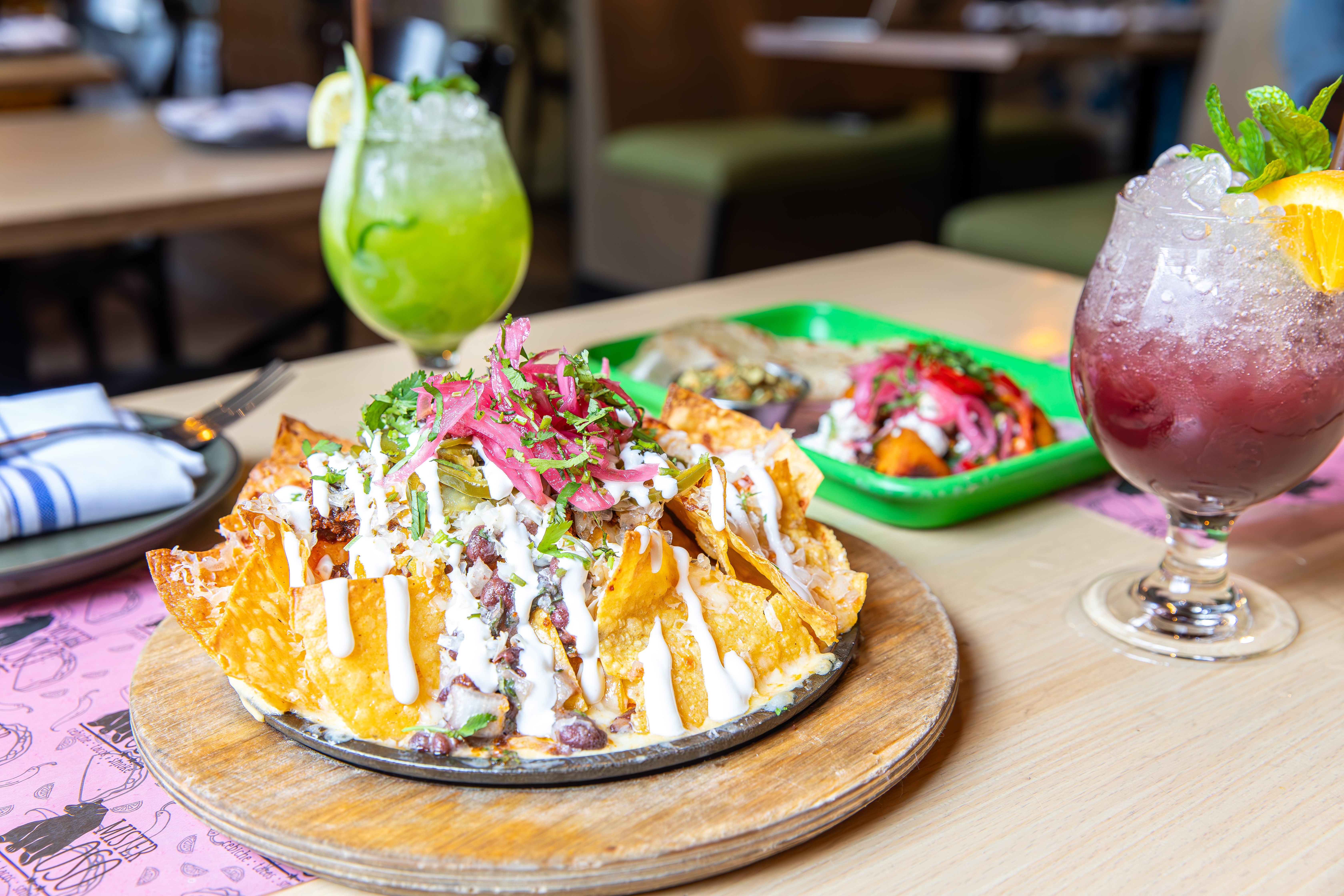 En Mister Oso, las porciones generosas, los cócteles frutales y los nachos cargados hacen de cada comida una fiesta. 