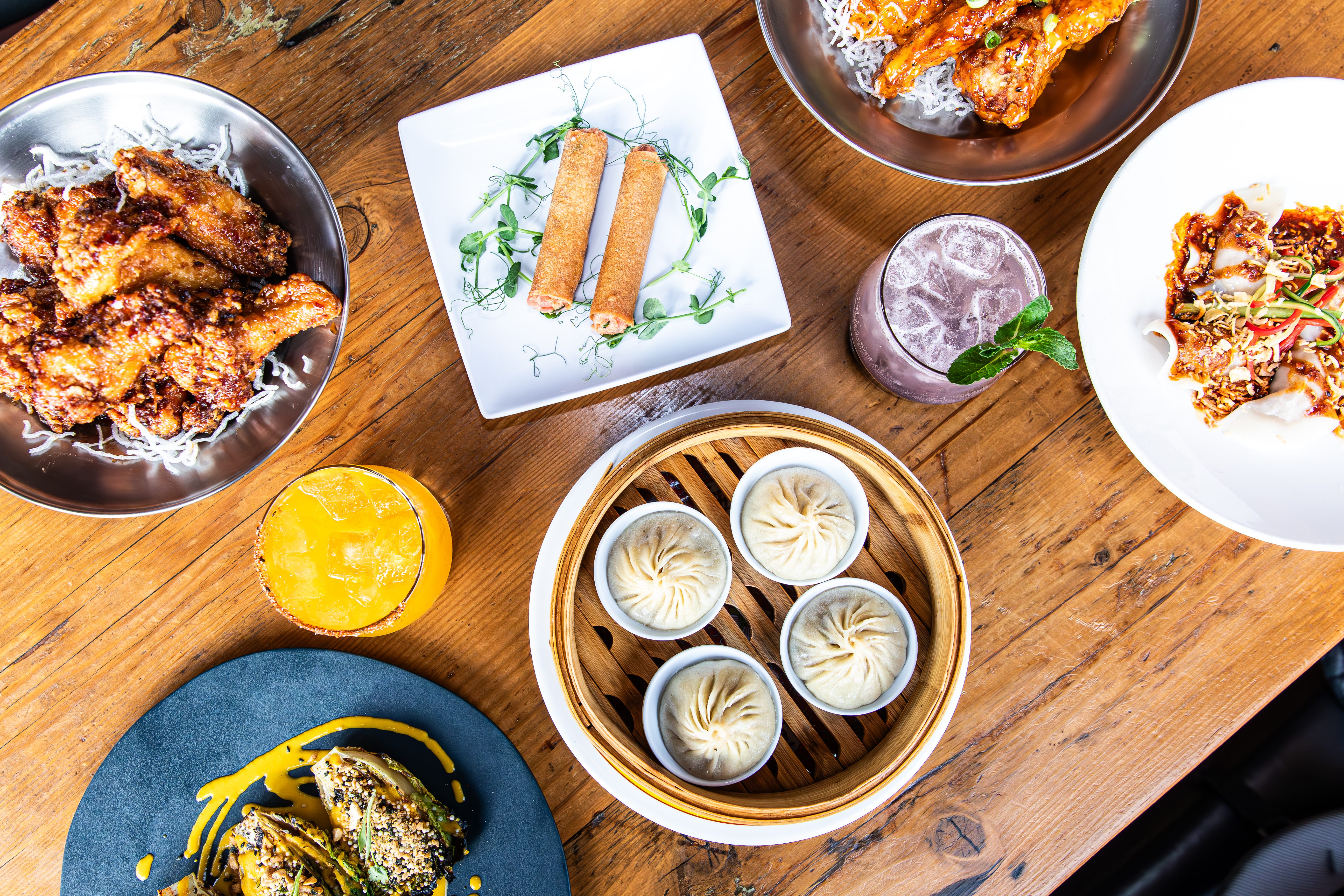 Este restaurante asiático obsesionado con el ping pong hace alarde de platos tradicionales y clásicos reinventados. 