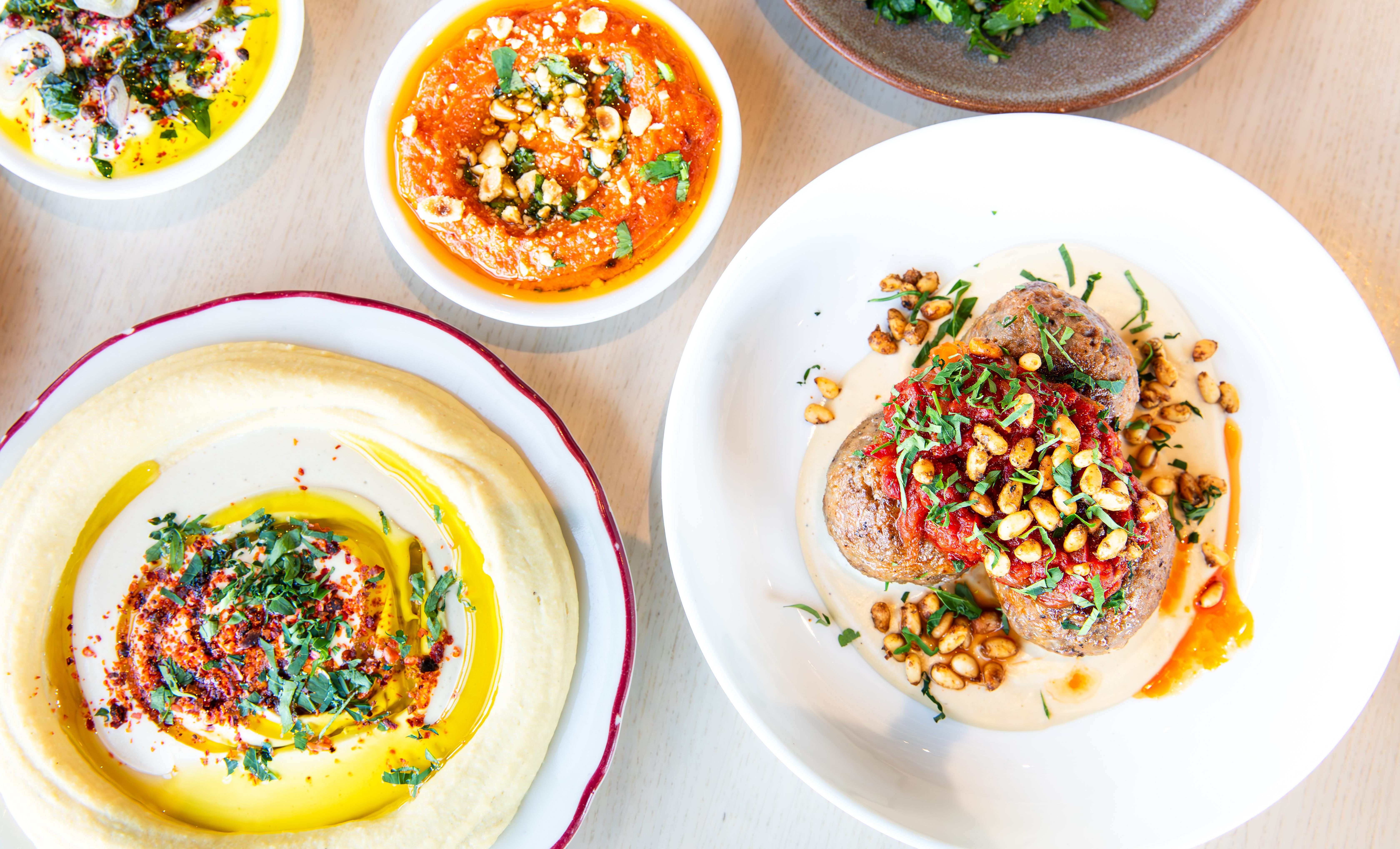 Este luminoso local mediterráneo es una clase magistral de comida tradicional israelí.