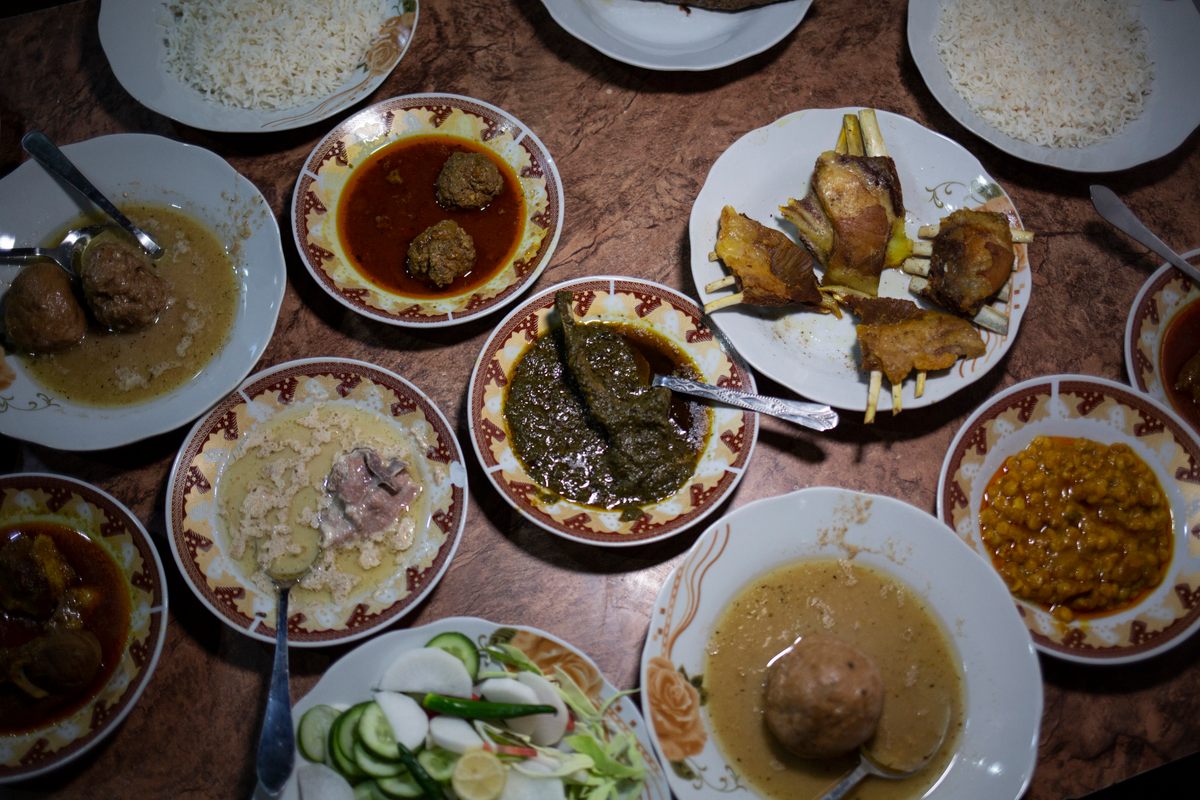 Un wazwan de Cachemira en Dilbar, que incluye curry kofta, seekh kebab, tabaq maz, goshtaba, ensalada, aab gosht y espinacas palak.