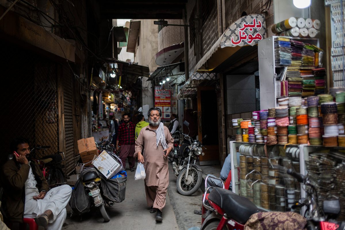 El hotel Dilbar (derecha) en una estrecha callejuela del antiguo Rawalpindi.