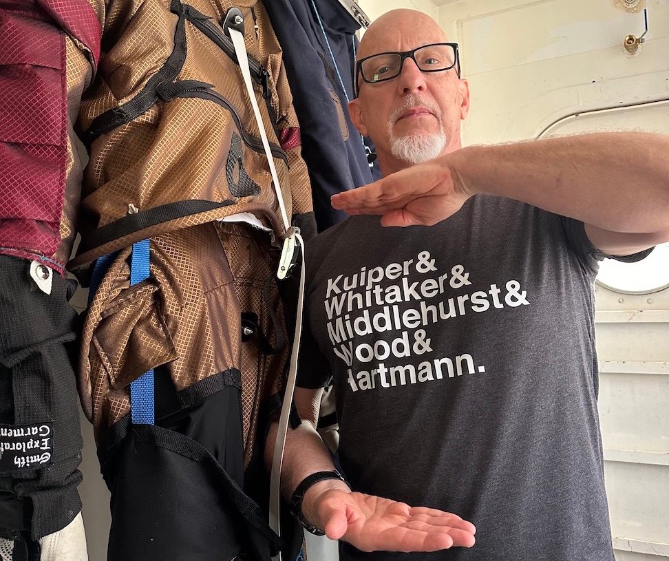 Cokinos usó esta camiseta en honor a sus héroes de la ciencia lunar durante la misión Imagination 1.