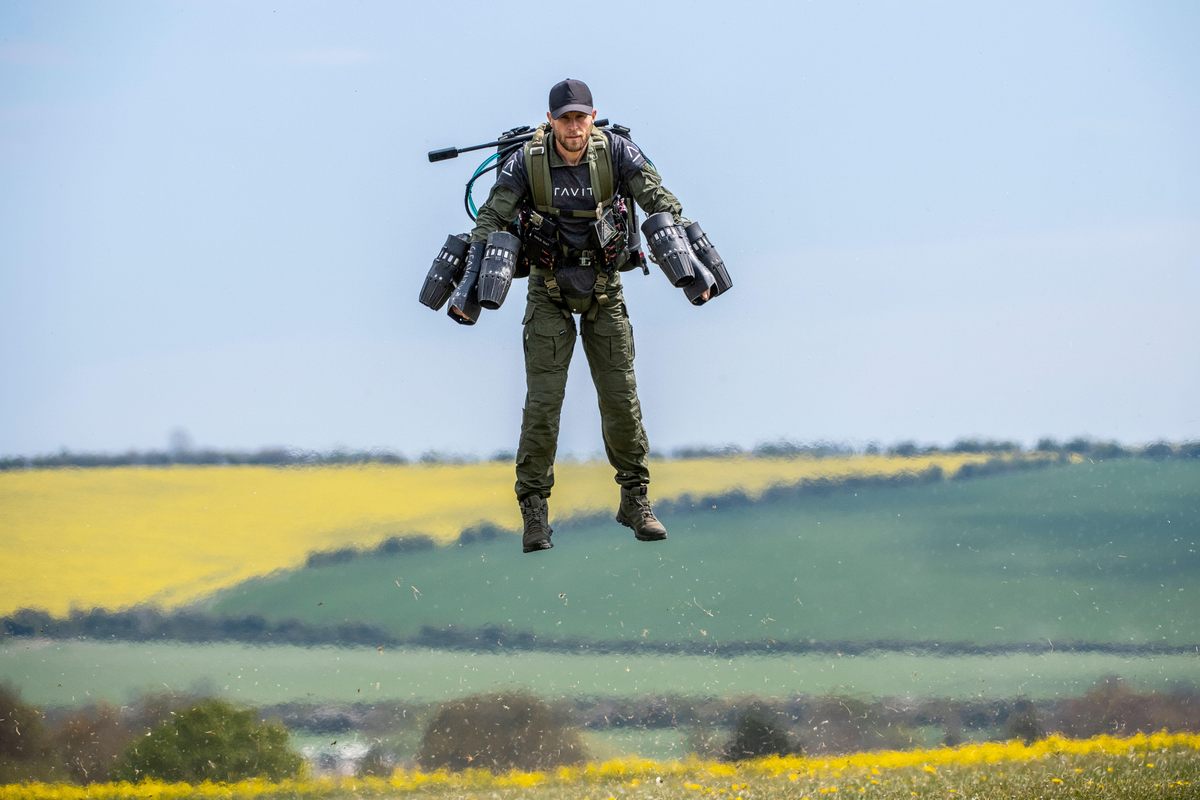 Richard Browning, fundador de Gravity Industries, toma vuelo en su traje a reacción controlado por el cuerpo en Old Sarum Airfield en Salisbury, Inglaterra.