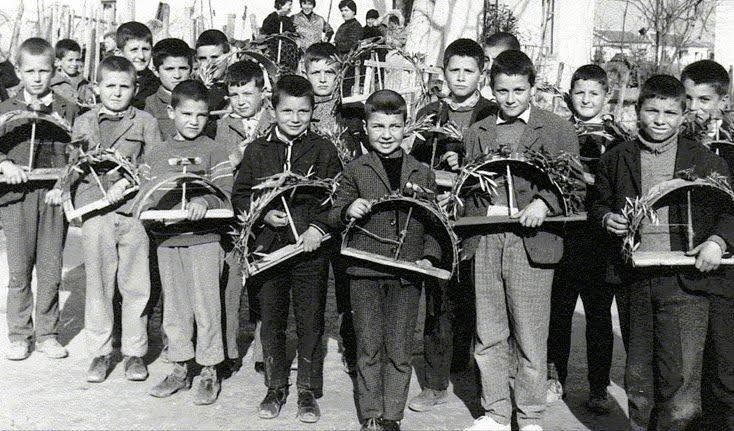 En algunas comunidades griegas de principios del siglo XX, solo los niños de siete a 12 años cantaban canciones de golondrinas.