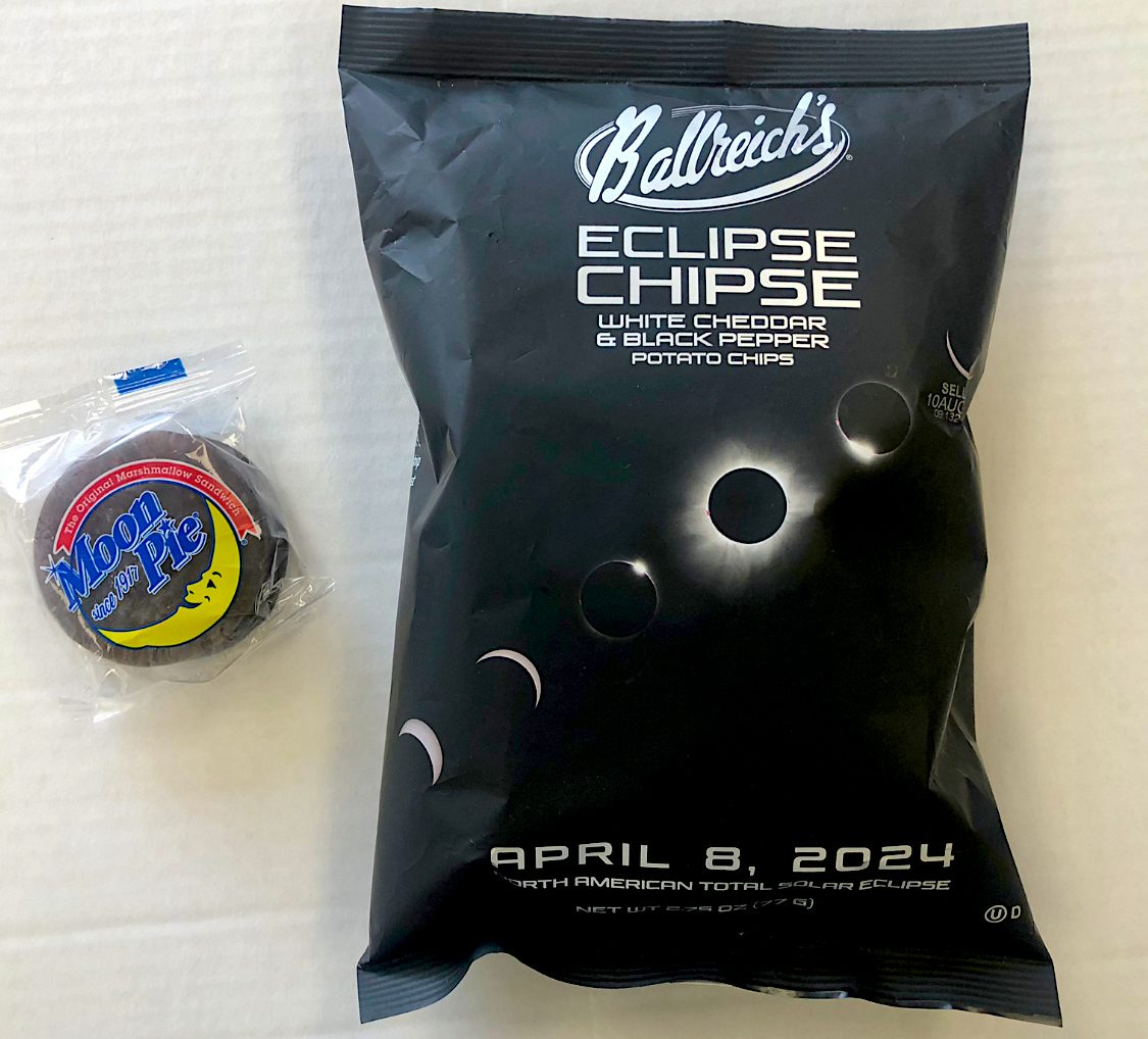 Una bolsa de Eclipse Chipse de edición especial de Ballreich se colocó en la cápsula del tiempo del eclipse de Norwalk, Ohio, el 8 de abril de 2024. 