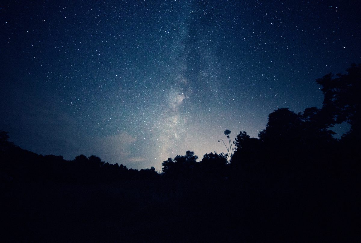 Una noche estrellada sobre el Parque Nacional Shenandoah en Virginia.