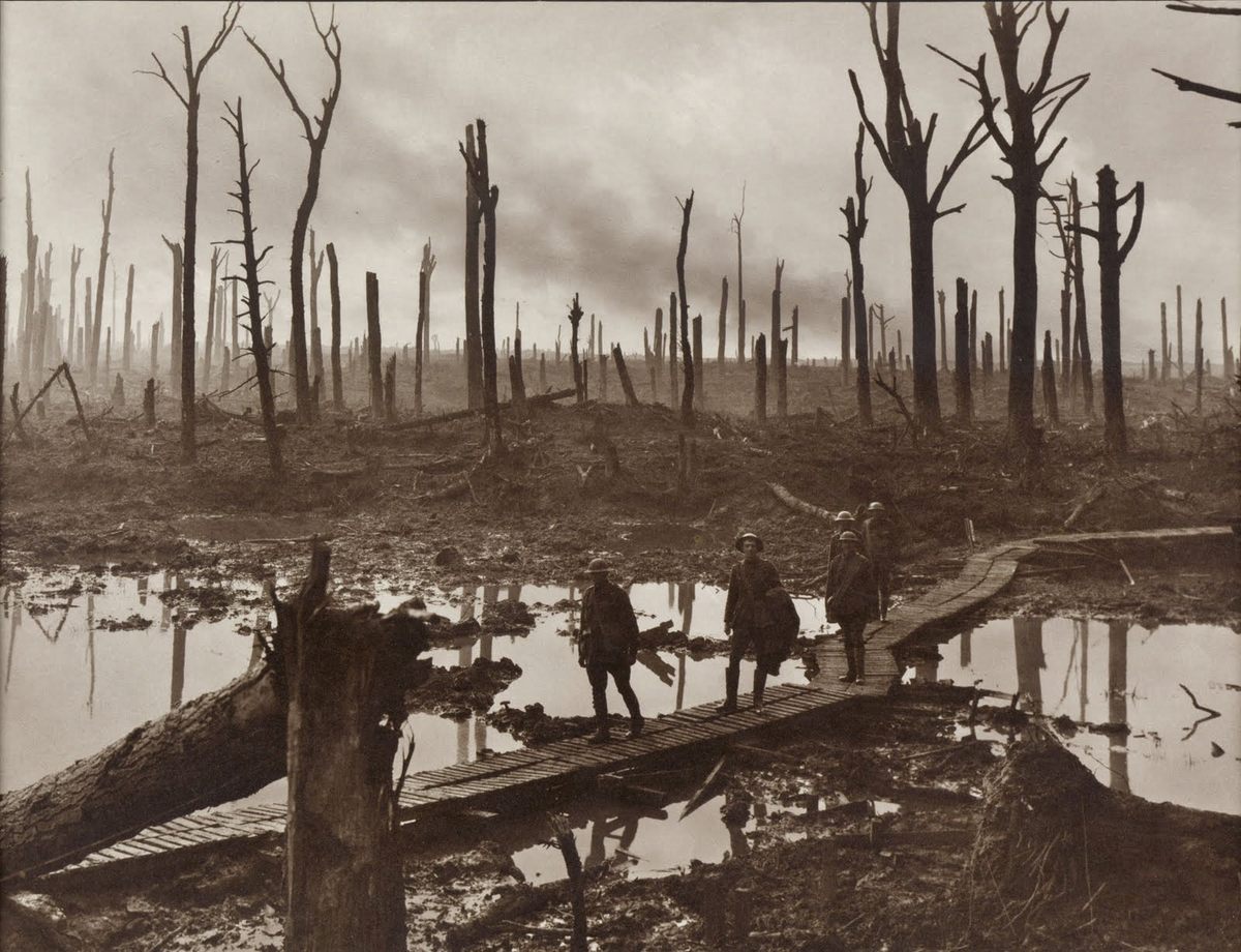 Soldados australianos pasando por Chateau Wood, cerca de Ypres, el 29 de octubre de 1917. La fotografía es de Bélgica, pero el nivel de devastación fue similar en gran parte de Francia.