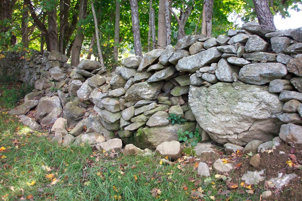 Un típico muro de piedra de Nueva Inglaterra en Hebrón, Connecticut.