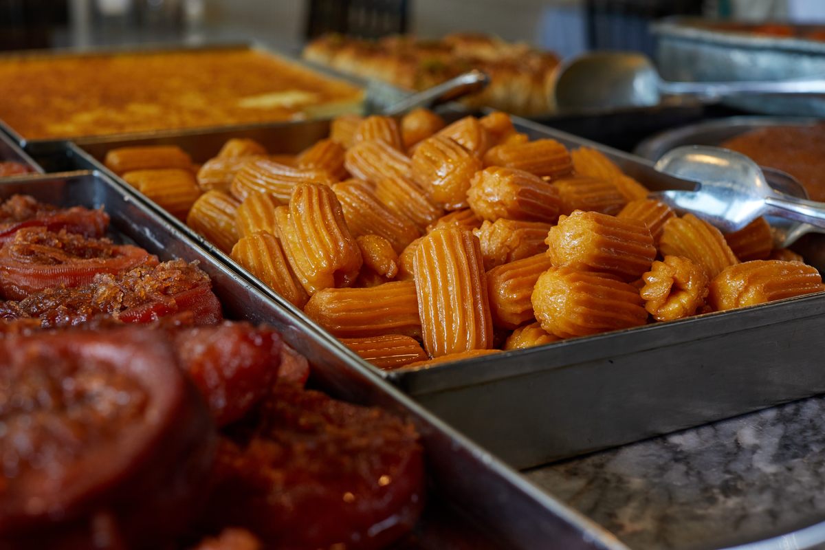 Tulumba tatlısı, pepitas de masa frita relucientes con almíbar, son una de las muchas delicias tentadoras en Kanaat.  