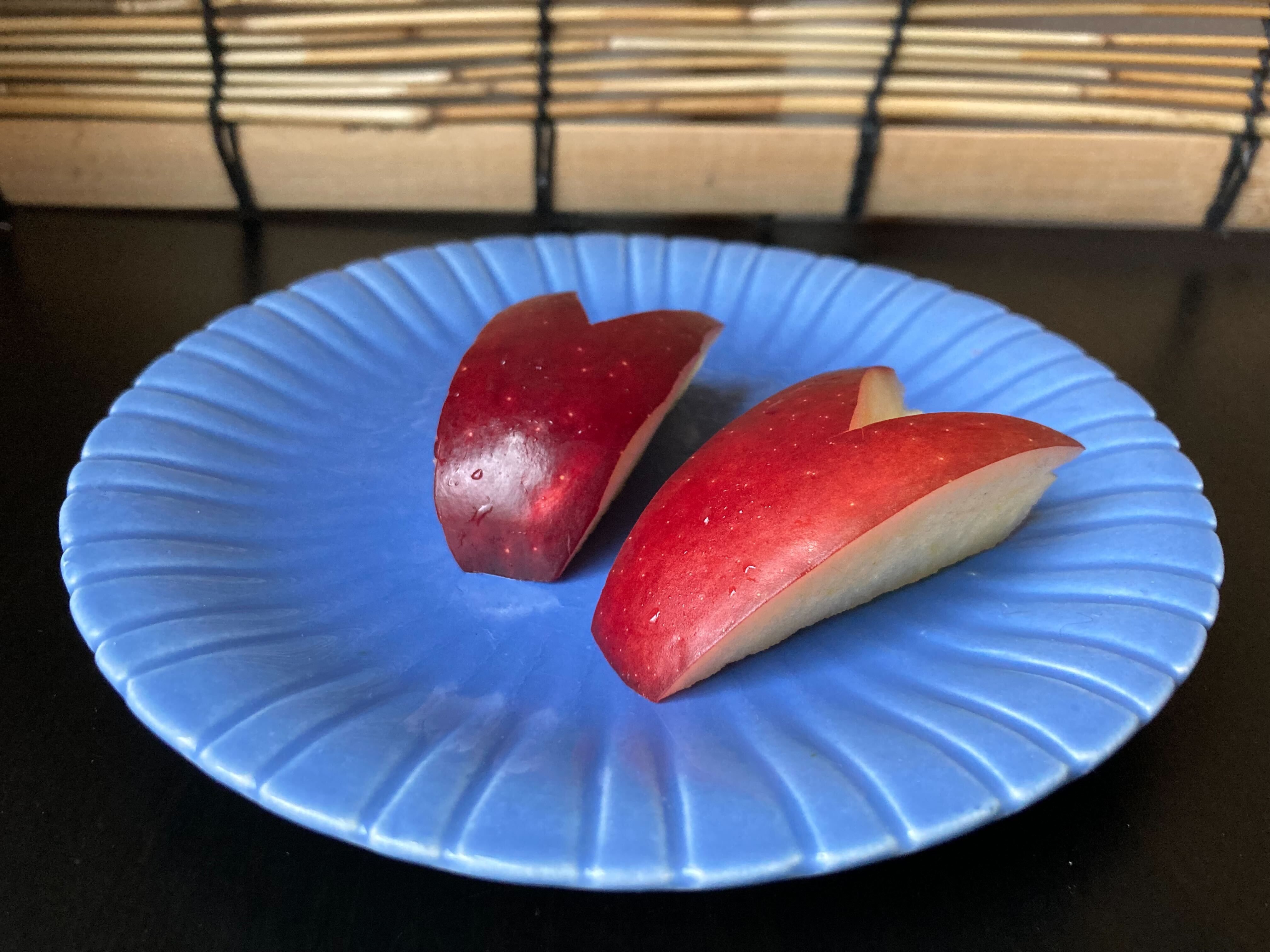 Un dúo de conejitos de manzana.