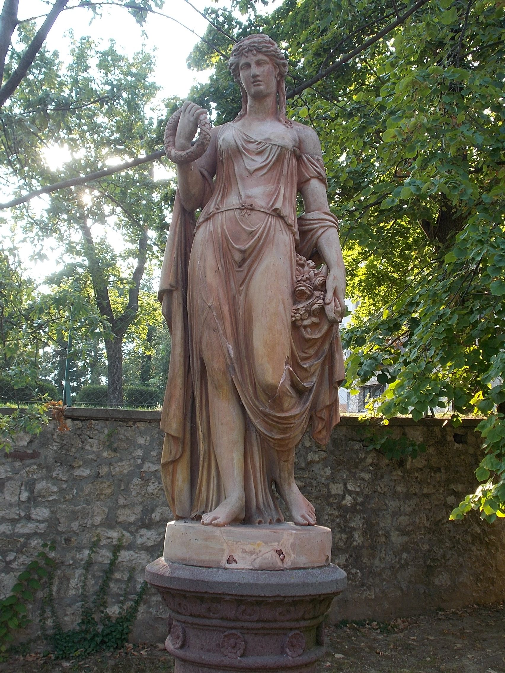 Estatuas de Flora como ésta en Hungría muestran la antigua devoción a la diosa.