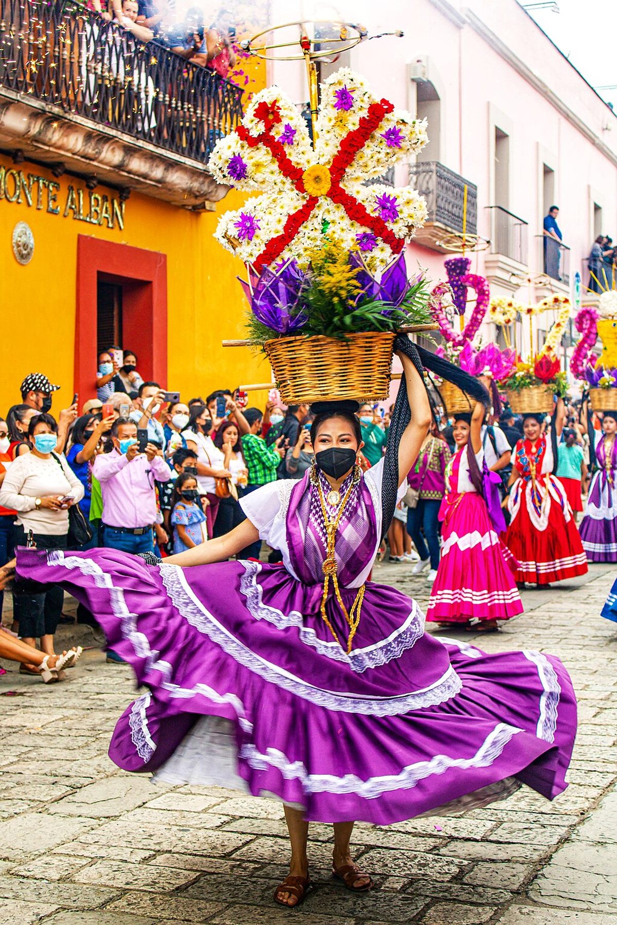 Las calendas cuentan con títeres elaborados a gran escala, bandas en vivo y mucho baile. 