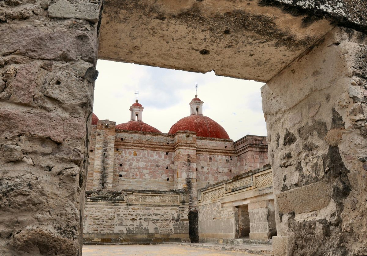 En Mitla, una iglesia colonial se asoma sobre las ruinas zapotecas. 