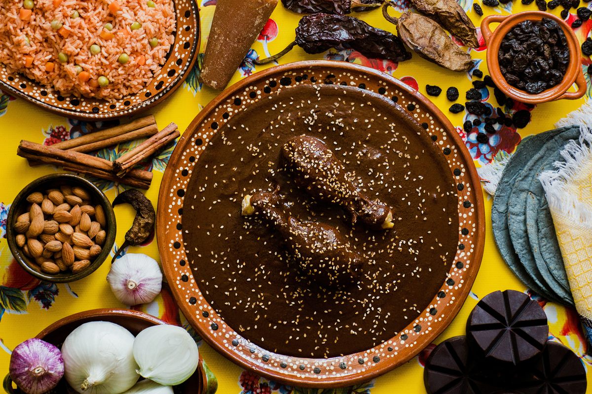 En todo el estado de Oaxaca encontrará una variedad de moles, que son salsas espesas hechas con chiles secos, especias, frutas y, a menudo, cacao. 