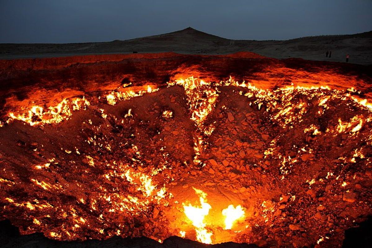 Un cráter humeante en medio del desierto que arde desde 1971.