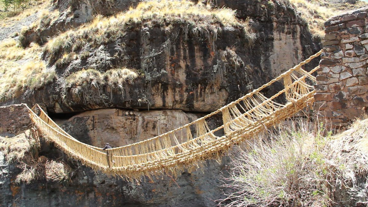 Cuerda tejida a mano, anudada en forma de puente.