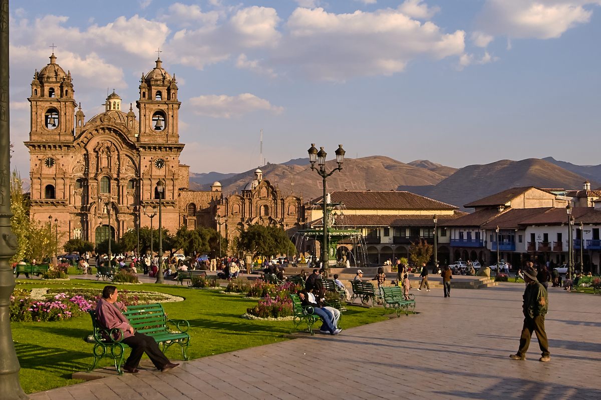 Una ciudad animada en las montañas. 